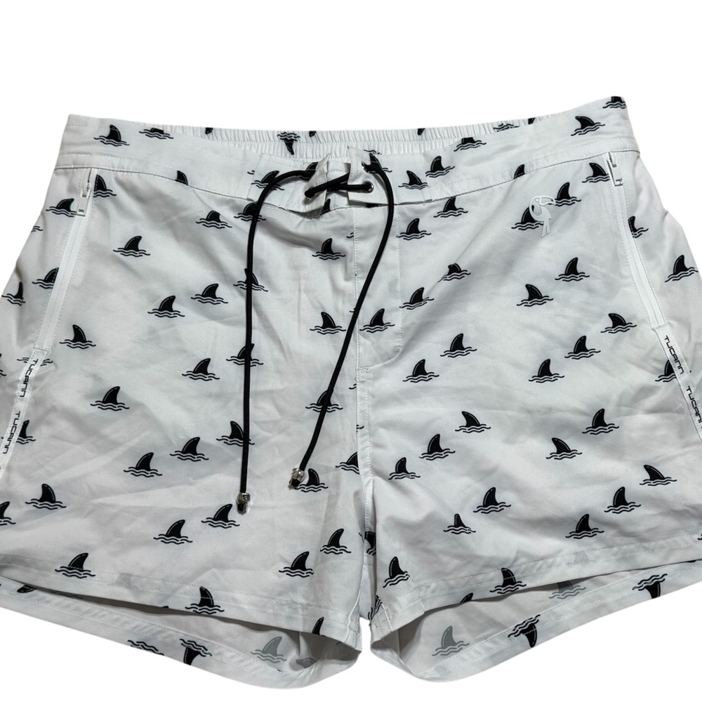 Tucann “The Fins” White Swim Shorts. 3” Size 2XL
With zipper side pockets